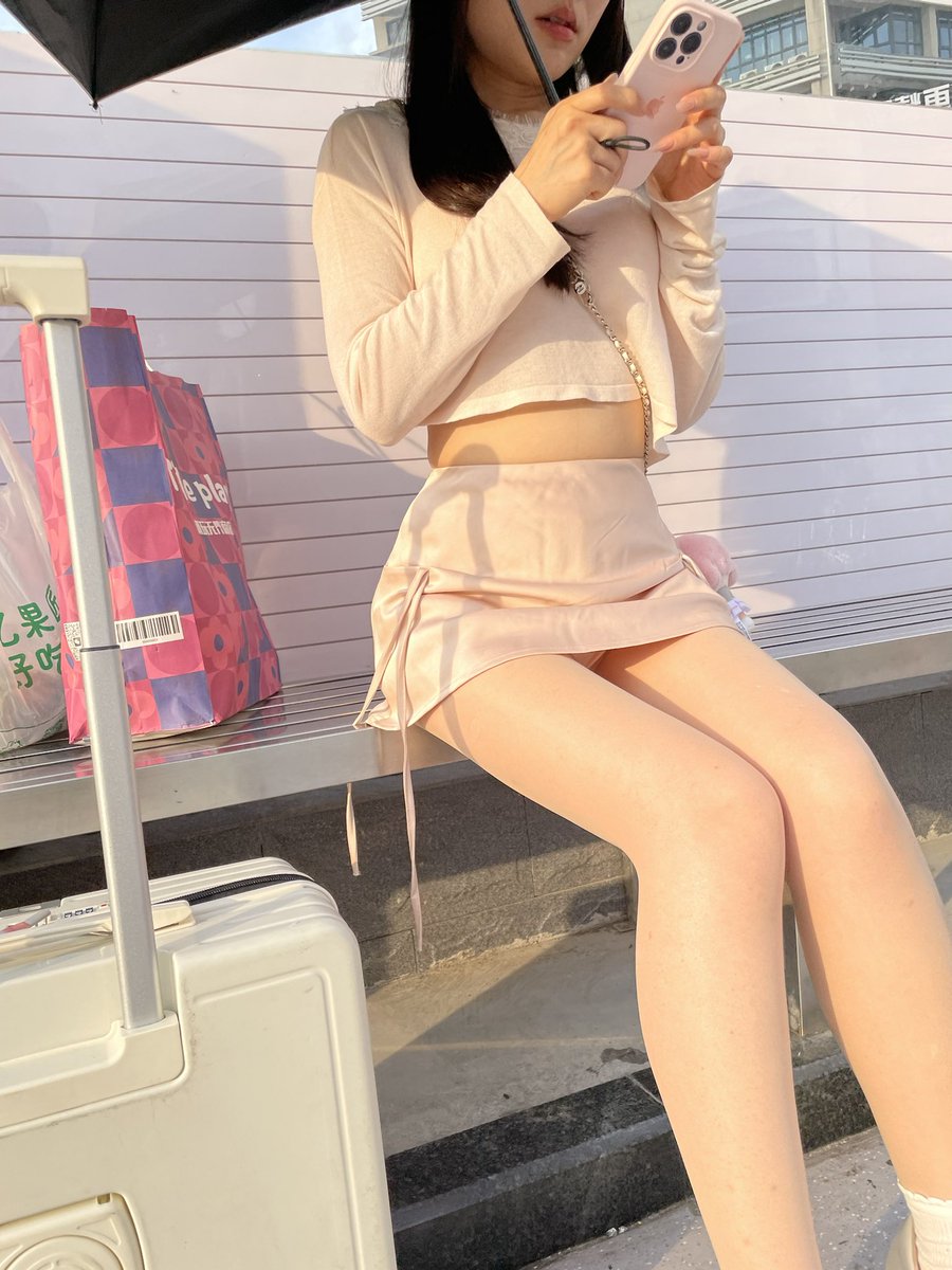 bnchx123's tweet photo. 拍到一位绝美小姐姐 ��面打电话哭了 哭哭都很好看 #街拍 #肉丝 https://t.co/dkSllBwM6Z