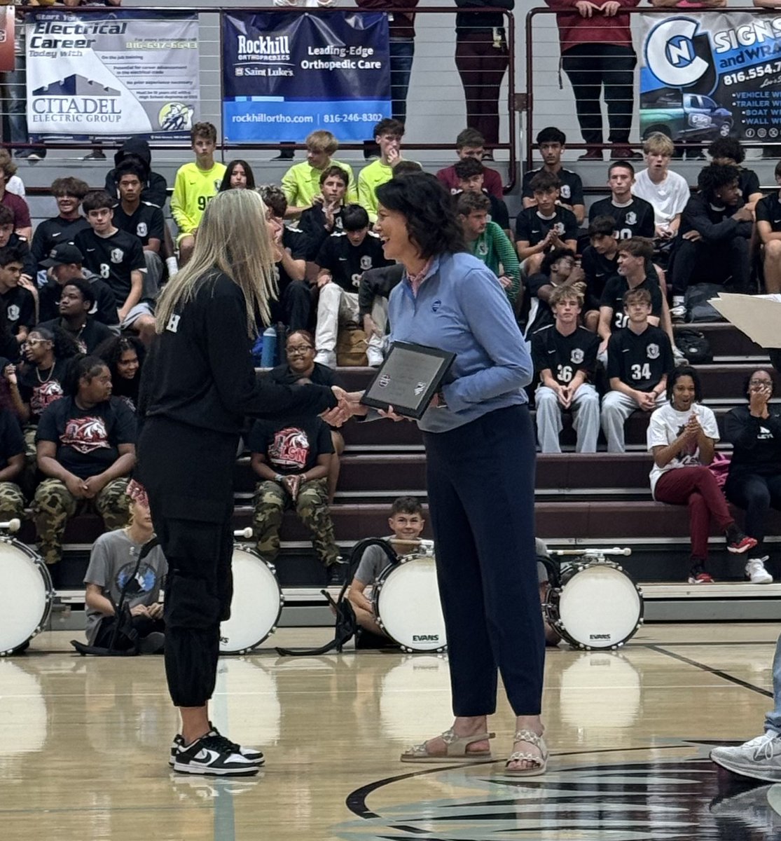 MSHSAAOrg's tweet photo. MSHSAA proudly presents Aubri Jane’s of Lee’s Summit North High School with the 2025-26 NFHS MSHSAA Girls Volleyball Coach of the Year award! 🏐 #MOmentum #MSHSAAccomplished https://t.co/8zDawa5T2e
