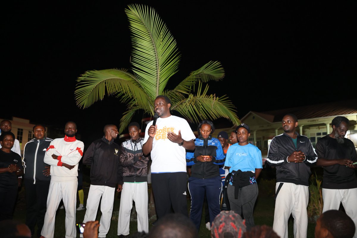 Gicumbi_Rwanda's tweet photo. #SoberGen : Uyu mugoroba, Komite Nyobozi y'Akarere yifatanyije n'abaturage b'Umurenge wa Byumba biganjemo urubyiruko muri siporo y'umugoroba. Ni siporo yakozwe hagamijwe gukangurira abaturage kwirinda ibiyobyabwenge n’inzoga zitujuje ubuziranenge. Ubutumwa bwatanzwe bwagarutse ku bukangurambaga butandukanye nka #TunyweLess, #HeheNicyuma na #SoberGen. Urubyiruko rwibukijwe ko icyizere cyo kubaho kizamuka iyo habayeho ukwitandukanya n'ibyangiza ubuzima mu mpande zose.
Abatabiriye kandi bahawe n'ubutumwa bujyanye n'Ukwezi k'ubukorerabushake n'Ukwezi kwahariwe kuzirikana ku Bumwe n'Ubudaheranwa bw'Abanyarwanda.