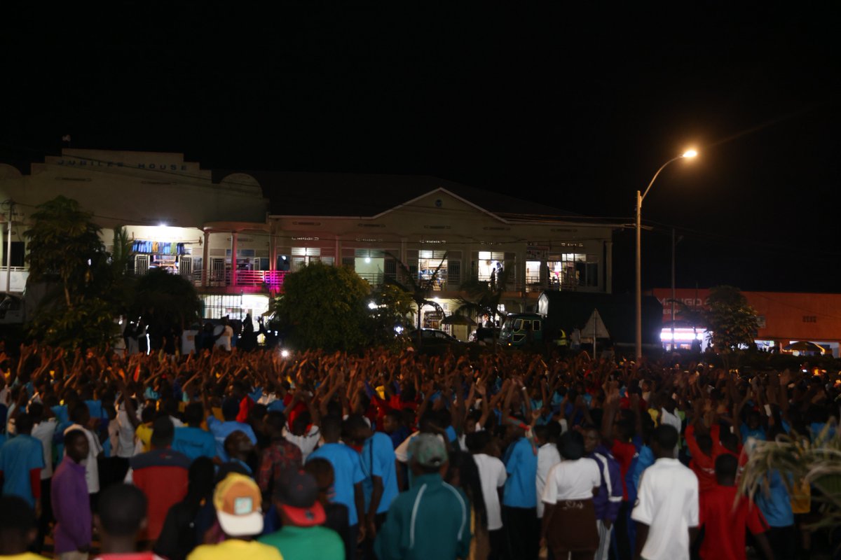 Gicumbi_Rwanda's tweet photo. #SoberGen : Uyu mugoroba, Komite Nyobozi y'Akarere yifatanyije n'abaturage b'Umurenge wa Byumba biganjemo urubyiruko muri siporo y'umugoroba. Ni siporo yakozwe hagamijwe gukangurira abaturage kwirinda ibiyobyabwenge n’inzoga zitujuje ubuziranenge. Ubutumwa bwatanzwe bwagarutse ku bukangurambaga butandukanye nka #TunyweLess, #HeheNicyuma na #SoberGen. Urubyiruko rwibukijwe ko icyizere cyo kubaho kizamuka iyo habayeho ukwitandukanya n'ibyangiza ubuzima mu mpande zose.
Abatabiriye kandi bahawe n'ubutumwa bujyanye n'Ukwezi k'ubukorerabushake n'Ukwezi kwahariwe kuzirikana ku Bumwe n'Ubudaheranwa bw'Abanyarwanda.
