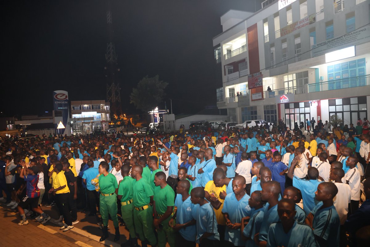 Gicumbi_Rwanda's tweet photo. #SoberGen : Uyu mugoroba, Komite Nyobozi y'Akarere yifatanyije n'abaturage b'Umurenge wa Byumba biganjemo urubyiruko muri siporo y'umugoroba. Ni siporo yakozwe hagamijwe gukangurira abaturage kwirinda ibiyobyabwenge n’inzoga zitujuje ubuziranenge. Ubutumwa bwatanzwe bwagarutse ku bukangurambaga butandukanye nka #TunyweLess, #HeheNicyuma na #SoberGen. Urubyiruko rwibukijwe ko icyizere cyo kubaho kizamuka iyo habayeho ukwitandukanya n'ibyangiza ubuzima mu mpande zose.
Abatabiriye kandi bahawe n'ubutumwa bujyanye n'Ukwezi k'ubukorerabushake n'Ukwezi kwahariwe kuzirikana ku Bumwe n'Ubudaheranwa bw'Abanyarwanda.
