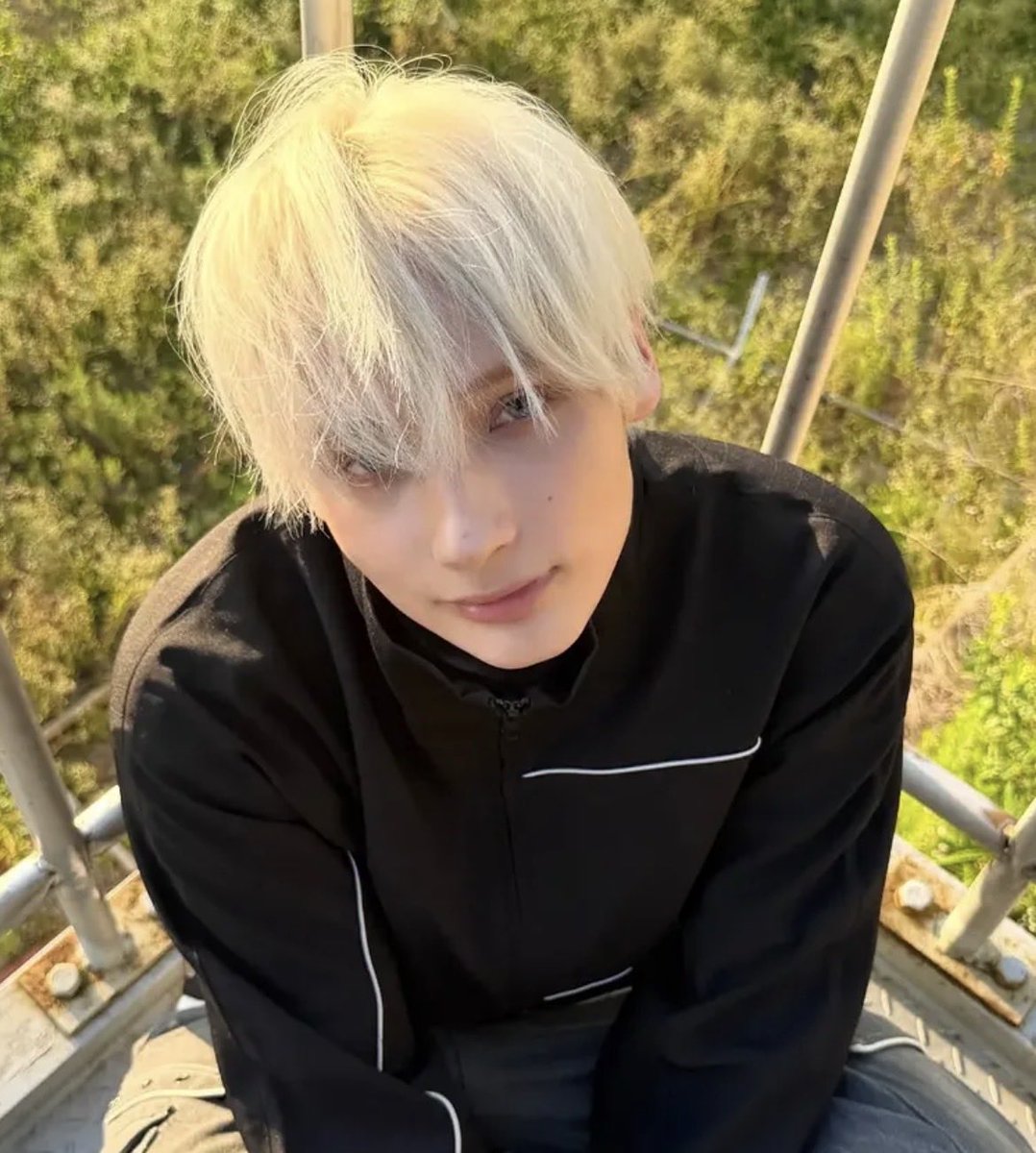 ningdungrie's tweet photo. my favorite genre of kai is him with his white hair,his thick dark eyebrows and these specific blue contacts https://t.co/ChDLLTeQp2