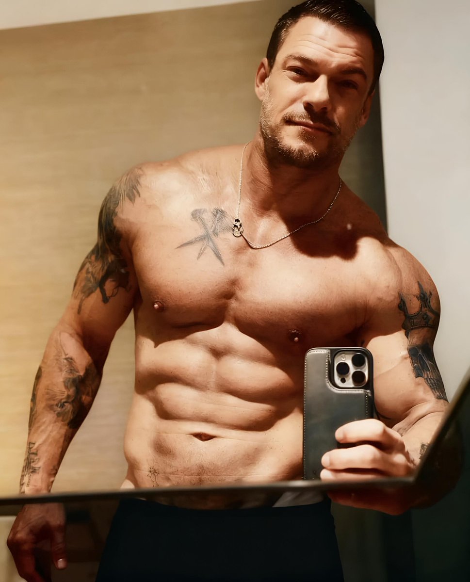 gladyzbabe's tweet photo. The arms, the ink, the abs. Alan Ritchson is not doing this by accident.... https://t.co/DpuA1DyyHT