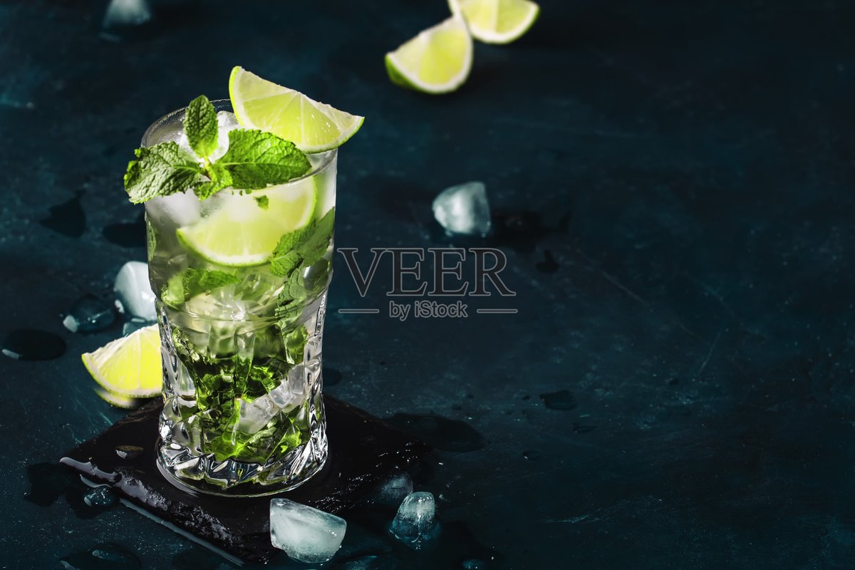 GabriellaRatc's tweet photo. Prepara una refrescante limonada de menta en 2 minutos: mezcla 4 limones exprimidos, 1 litro de agua, 5 hojas de menta y 2 cucharadas de azúcar. Ideal para el verano! https://t.co/xf9Rj1b6vE