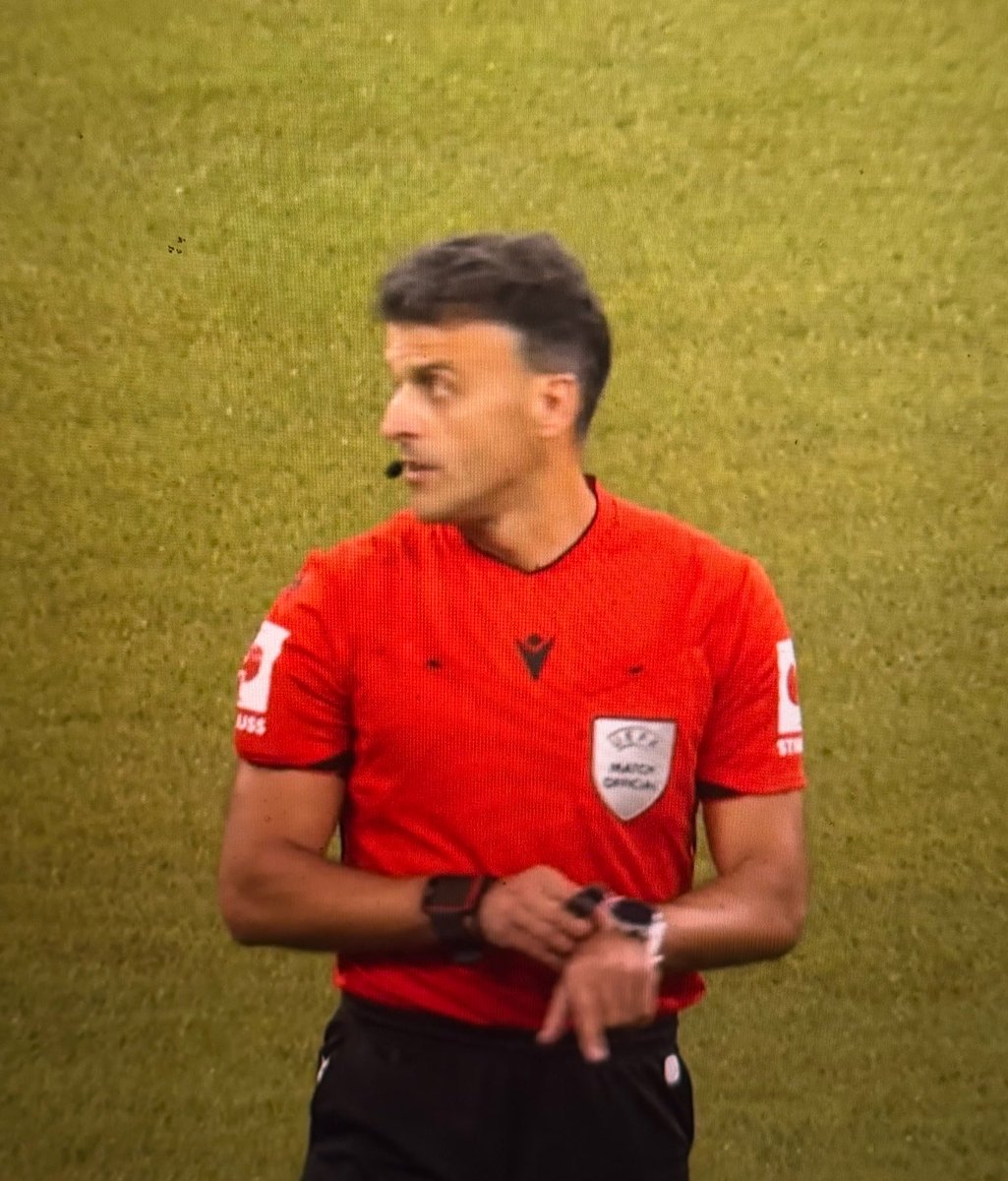 lagertha_e's tweet photo. Macron qui arbitre France-Italie pour réduire la dette de la France #FRAITA https://t.co/WIPp5kcUvn
