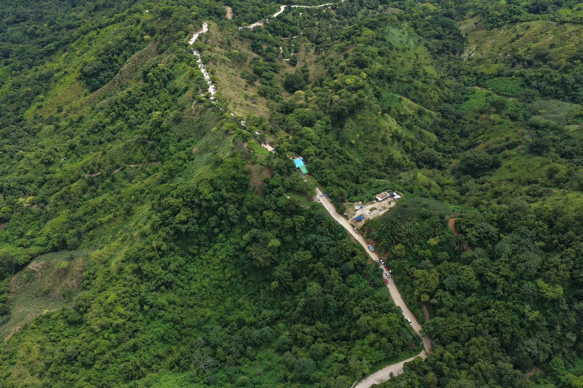 salomonj's tweet photo. Antes, llegar hasta aquí era complicado. Hoy, ya es otra historia.

Entregamos este camino en Santiago Jocotepec que permite a las familias trasladarse con mayor facilidad, transportar sus productos y estar mejor comunicadas.

Lo más importante de una obra es que le sirva a la gente todos los días. En Oaxaca, el pueblo manda.