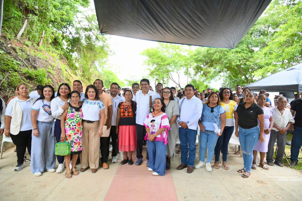 salomonj's tweet photo. Antes, llegar hasta aquí era complicado. Hoy, ya es otra historia.

Entregamos este camino en Santiago Jocotepec que permite a las familias trasladarse con mayor facilidad, transportar sus productos y estar mejor comunicadas.

Lo más importante de una obra es que le sirva a la gente todos los días. En Oaxaca, el pueblo manda.