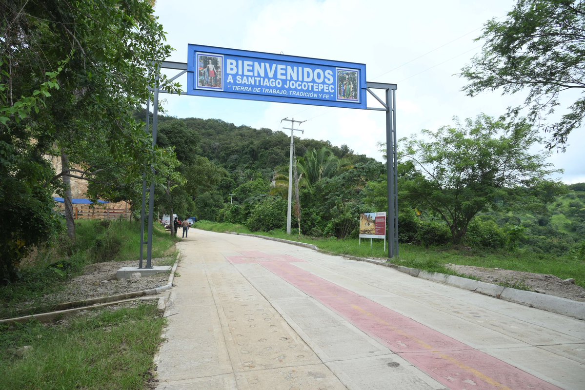 salomonj's tweet photo. Antes, llegar hasta aquí era complicado. Hoy, ya es otra historia.

Entregamos este camino en Santiago Jocotepec que permite a las familias trasladarse con mayor facilidad, transportar sus productos y estar mejor comunicadas.

Lo más importante de una obra es que le sirva a la gente todos los días. En Oaxaca, el pueblo manda.