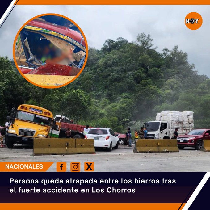 A news graphic from 'HOY' titled 'NACIONALES' with the headline 'Persona queda atrapada entre los hierros tras el fuerte accidente en Los Chorros,' featuring a scene of a crashed yellow school bus and other vehicles at an accident site with an inset showing wreckage.