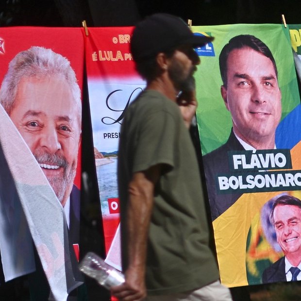 clarincom's tweet photo. ELECCIONES EN BRASIL: QUÉ PUEDE PASAR CON EL DÓLAR Y LAS EXPORTACIONES

Lectura rápida
Las elecciones presidenciales de Brasil de este domingo son seguidas de cerca por la City argentina por el posible impacto del real sobre la competitividad y las exportaciones. Los analistas consideran probable que la definición pase a un balotaje el 25 de octubre. Eric Ritondale, economista jefe de Puente, sostuvo que el escenario sugiere “escaso margen para movimientos significativos” del real en el corto plazo.

Dos escenarios cambiarios
Sobre el efecto cambiario, PPI planteó dos escenarios: una victoria de Flávio Bolsonaro podría fortalecer el real y mejorar la competitividad argentina, mientras que un triunfo de Lula podría presionar a la moneda brasileña y encarecer relativamente los productos argentinos. Ritondale matizó ese impacto y señaló que “las variables cambiarias locales permanecen mucho más ancladas al esquema monetario y fiscal doméstico”.

(+) en Clarín: https://t.co/pdoXkCU66Q
