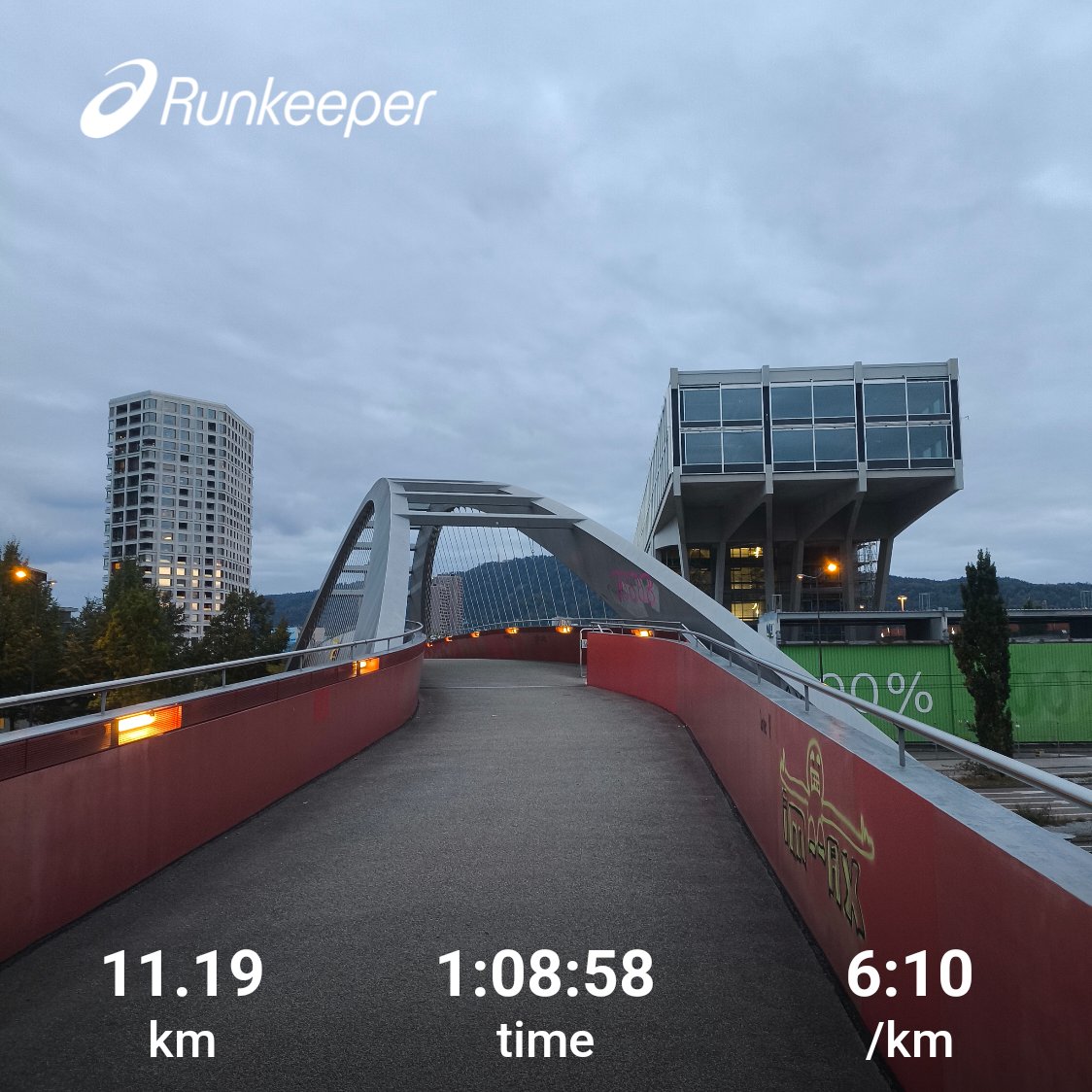 zureich37's tweet photo. Friday evening run 🏃➡️.
... I ran across the city to a shopping centre - needed some new reading glasses 🤓.
#running #runchat #urbanrun #training #finallyWeekend #tired https://t.co/XWbzWOQrve