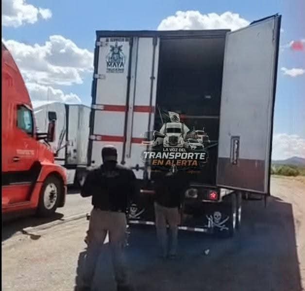 HtTrejo's tweet photo. <<🚨 SEIS MIL PESOS O TE "SEMBRAMOS" DROGA, SI, SOLO LLEVO TOMATE Y YO SOLO SOY CHOFER, NOS VALE MADRE,,, ASI LA FISCALÍA (FGR) QUE OPERA EN LAS CARRETERAS DE NUESTRO BENDECIDO MÉXICO, DONDE ESTAN LAS AUTORIDADES ???   DENUNCIA DE TRAILERO, ES REAL, 🙏🚨>> https://t.co/ULiRv63ydb