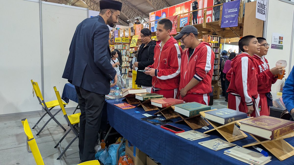 Islam_Ecuador's tweet photo. ¡Día 3 en la Feria Internacional del Libro de Quito! 📚

 Ha sido un día lleno de encuentros y preguntas interesantes.

¡no te lo pierdas! 

Ven al stand 67! https://t.co/Jb9yZelcxZ