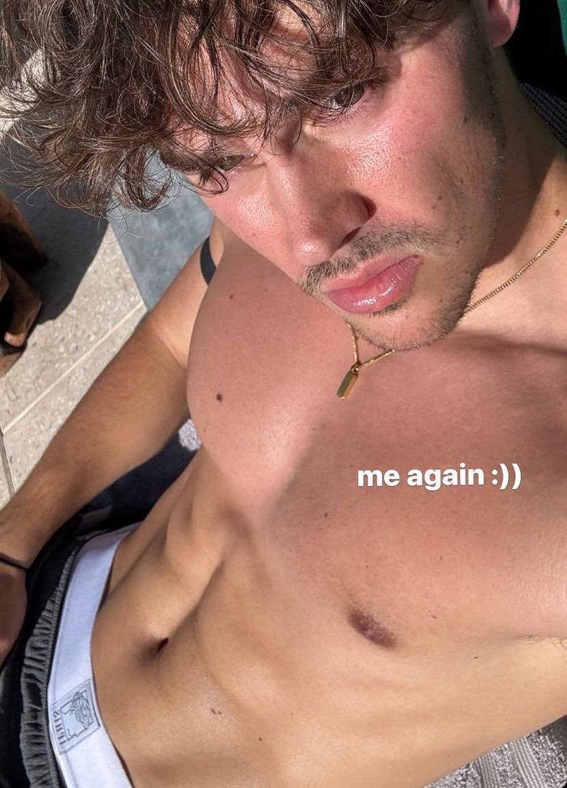 bwcfrat's tweet photo. hello :] getting a bit of a tan today https://t.co/ckKMUXbiWw