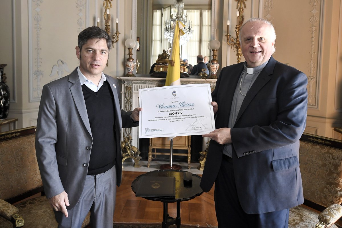 Kicillofok's tweet photo. Nos reunimos con el nuncio apostólico y representante de la Santa Sede en la Argentina, monseñor Michael Wallace Banach, en el marco de la visita del Papa León XIV en noviembre.

Conversamos sobre las actividades previstas en Luján y Almirante Brown y sobre el operativo de seguridad, asistencia sanitaria y logística que vamos a llevar adelante en ambas jornadas.

También entregamos la declaración al Papa como visitante ilustre de nuestra Provincia.