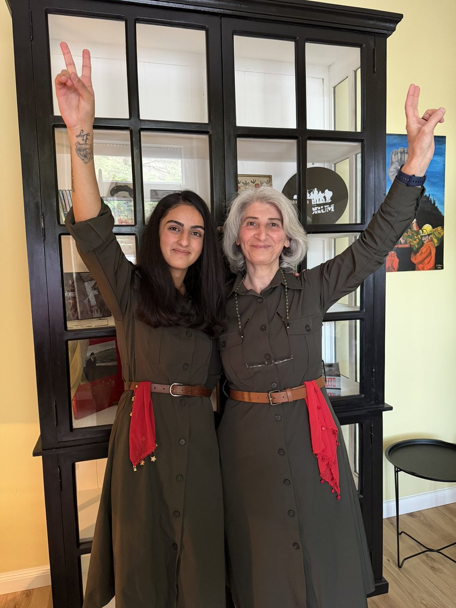 GrupYorum___X's tweet photo. Grup Yorum Evi emekçileri olarak, 2 Ekim Cuma günü 122’lerin Direniş Destanı’nın bir bölümünü sunduk. Bir şehit ablası olarak, kardeşinin ölüme giden yoluyla birlikte örgütlenen ve o süreçte doğup büyüyen biri olarak, onların kahramanlığını anlatmak bizim boynumuzun borcudur. https://t.co/24BVNWi4Ww