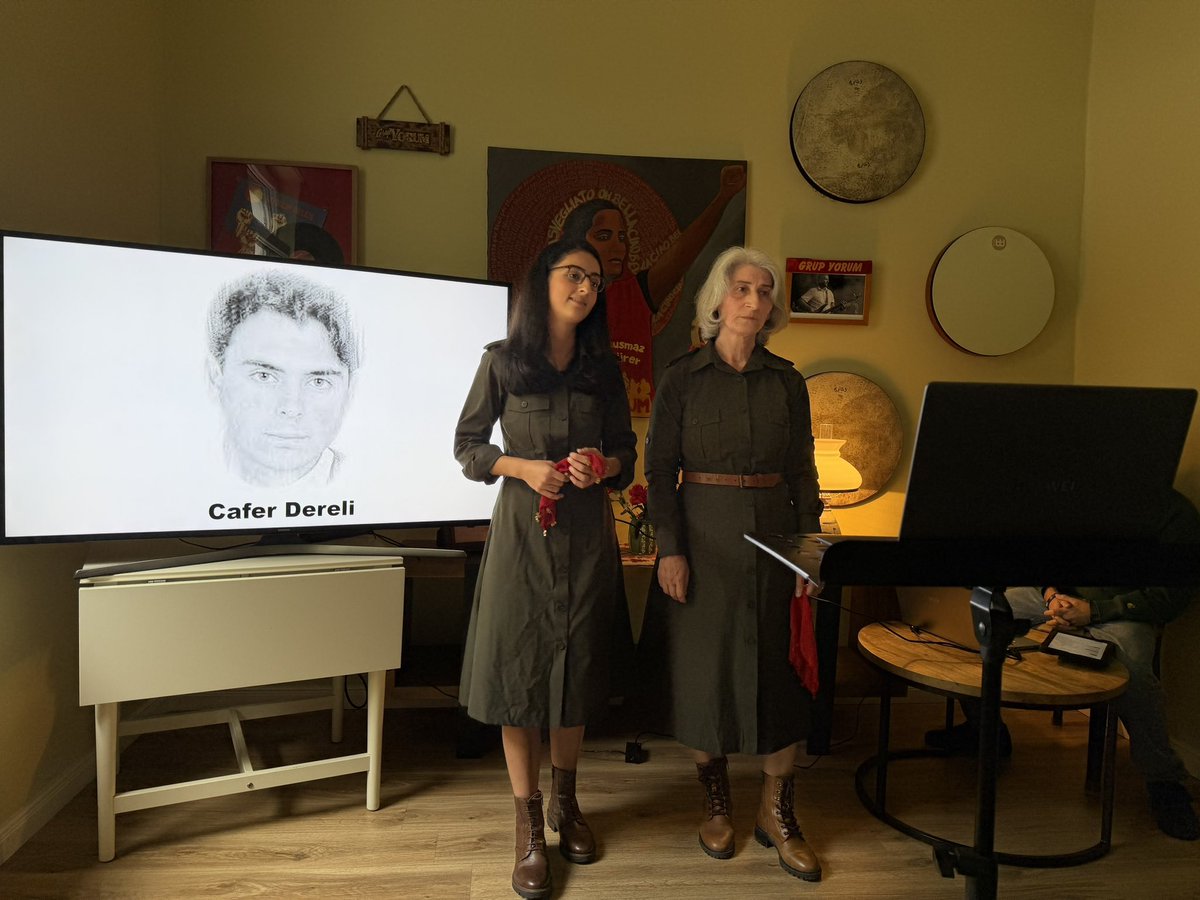 GrupYorum___X's tweet photo. Grup Yorum Evi emekçileri olarak, 2 Ekim Cuma günü 122’lerin Direniş Destanı’nın bir bölümünü sunduk. Bir şehit ablası olarak, kardeşinin ölüme giden yoluyla birlikte örgütlenen ve o süreçte doğup büyüyen biri olarak, onların kahramanlığını anlatmak bizim boynumuzun borcudur. https://t.co/24BVNWi4Ww