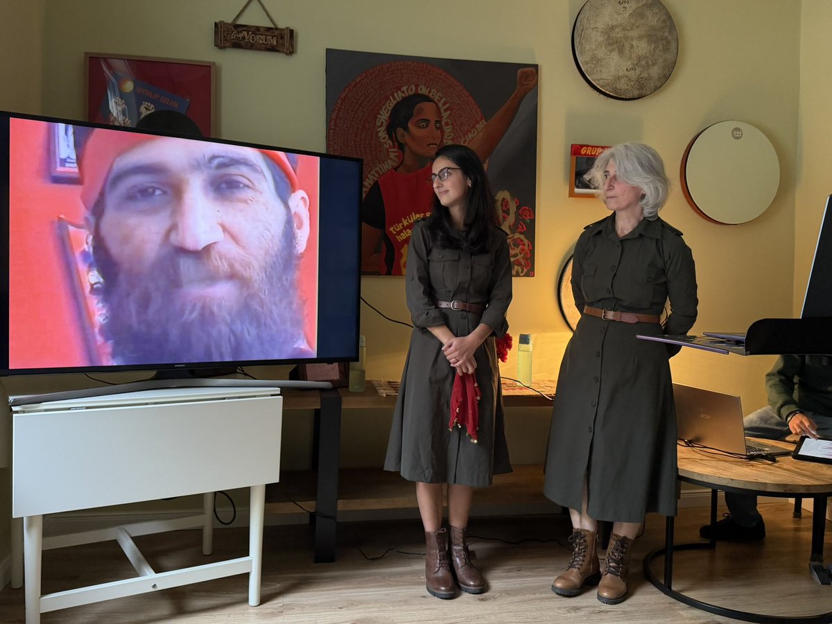 GrupYorum___X's tweet photo. Grup Yorum Evi emekçileri olarak, 2 Ekim Cuma günü 122’lerin Direniş Destanı’nın bir bölümünü sunduk. Bir şehit ablası olarak, kardeşinin ölüme giden yoluyla birlikte örgütlenen ve o süreçte doğup büyüyen biri olarak, onların kahramanlığını anlatmak bizim boynumuzun borcudur. https://t.co/24BVNWi4Ww