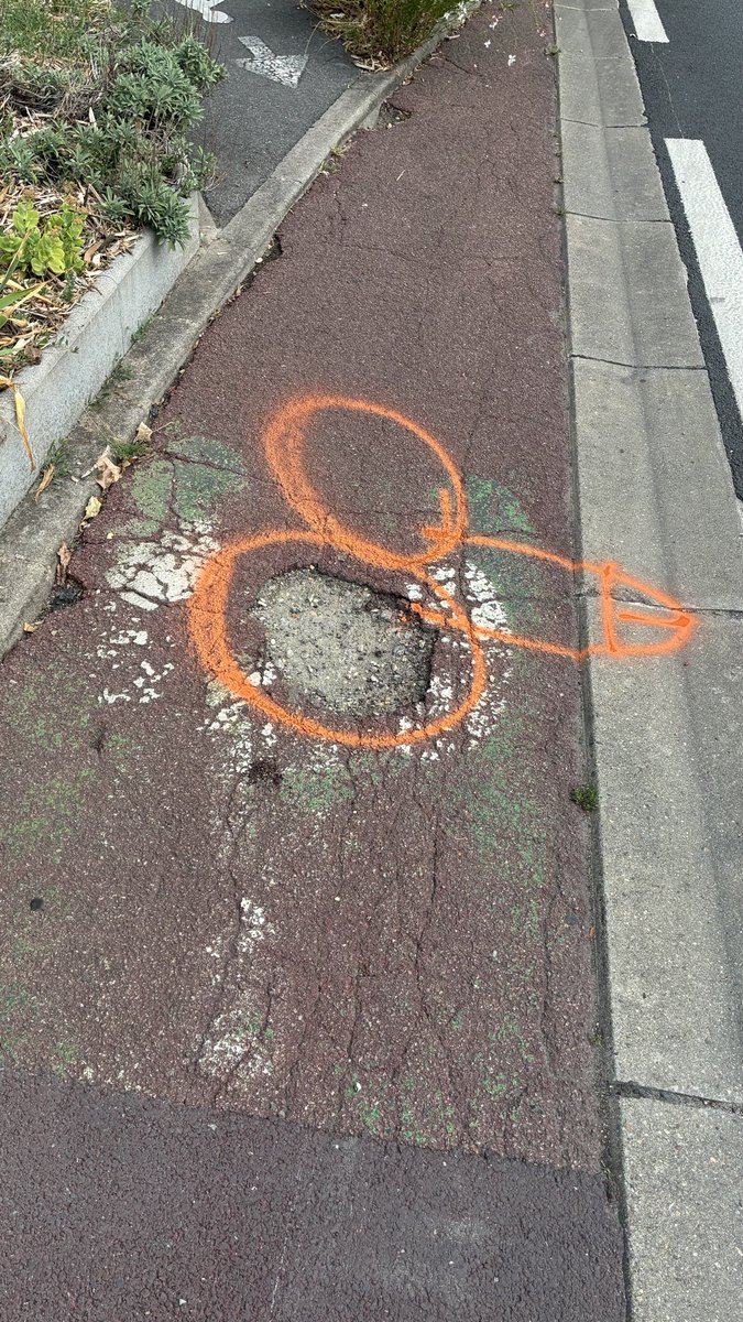 macinside's tweet photo. @APonsonnet Moi sur les routes (pour les faires réparer) https://t.co/19cCXKOEK0