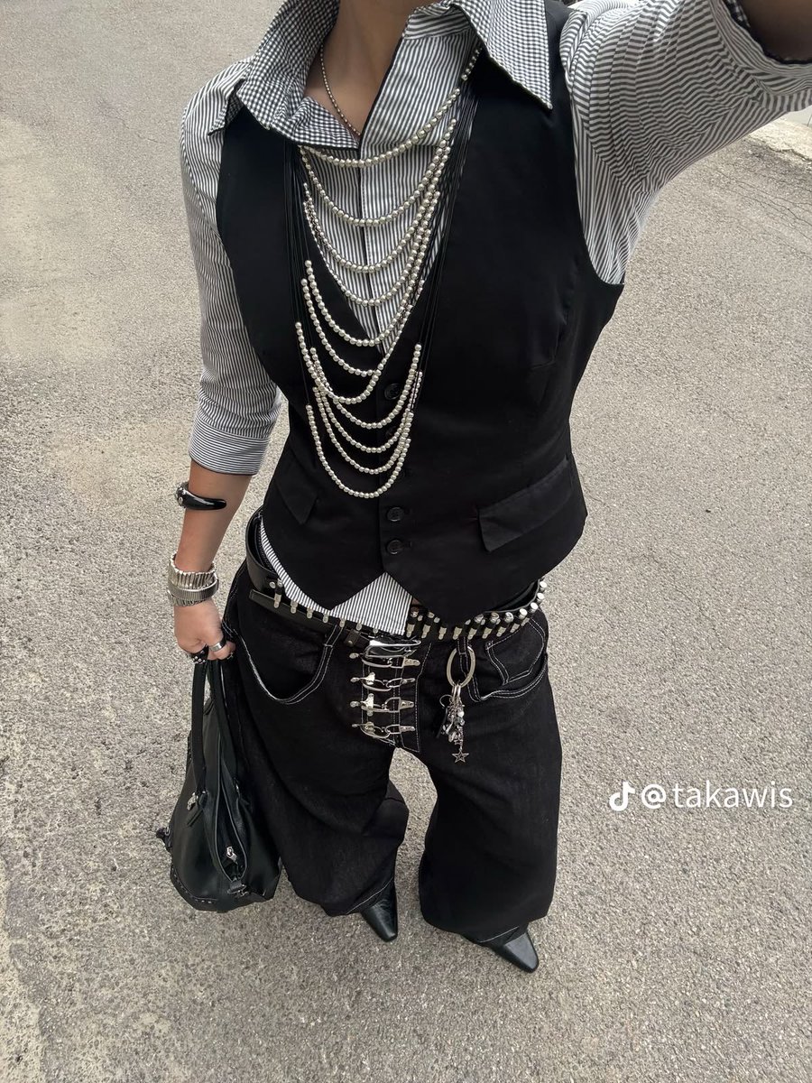 alw4ysah's tweet photo. Guncel en buyuk istegim soyle bi outfiti Milanin ustunde gormek https://t.co/QNH45w6C8h