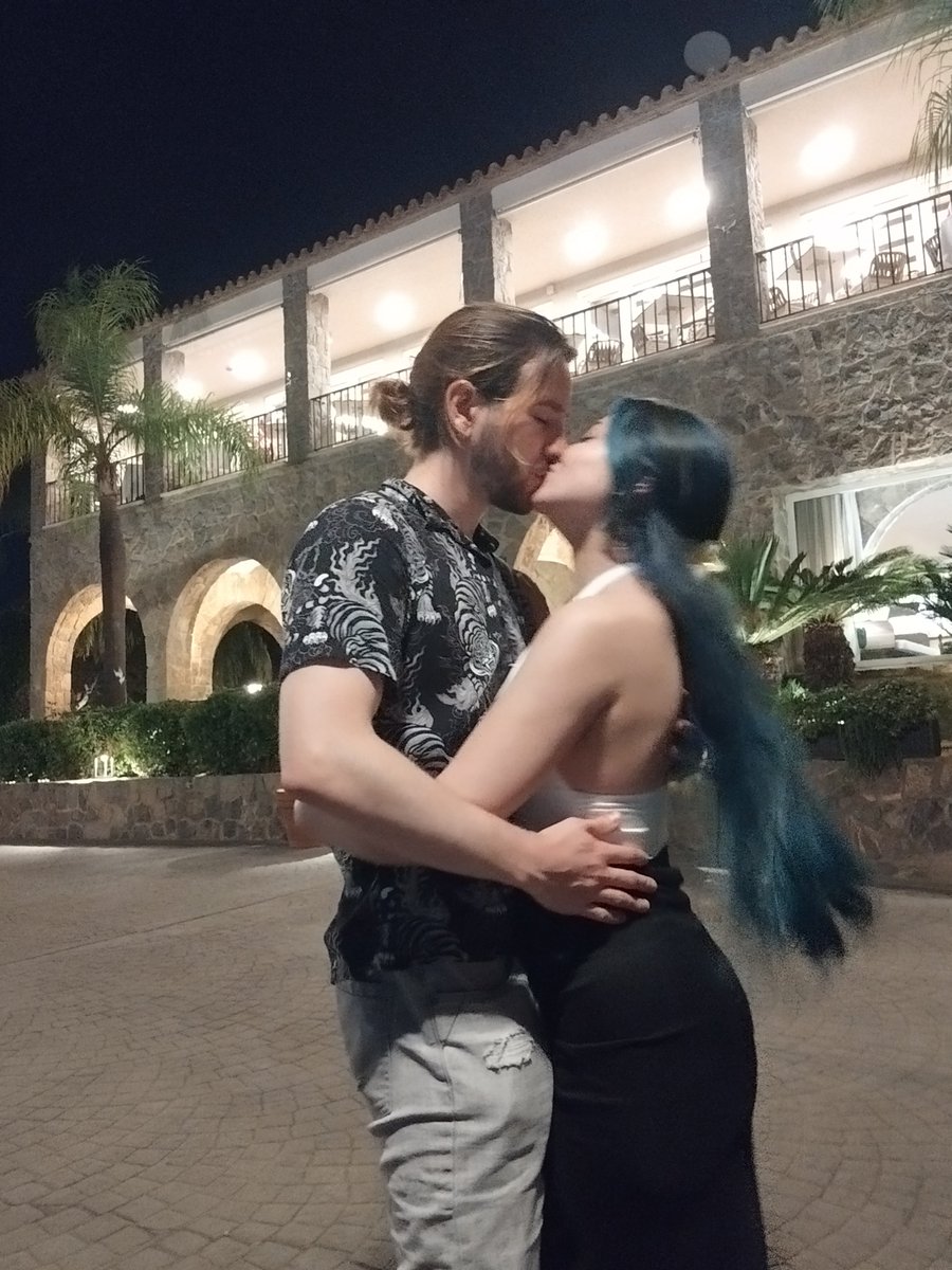 feralnei's tweet photo. os parece familiar el sitio? me pidio matrimonio DE BROMA hace justo 6 años, pero ahora no es broma 🤪💍💘 https://t.co/P77paq51uS