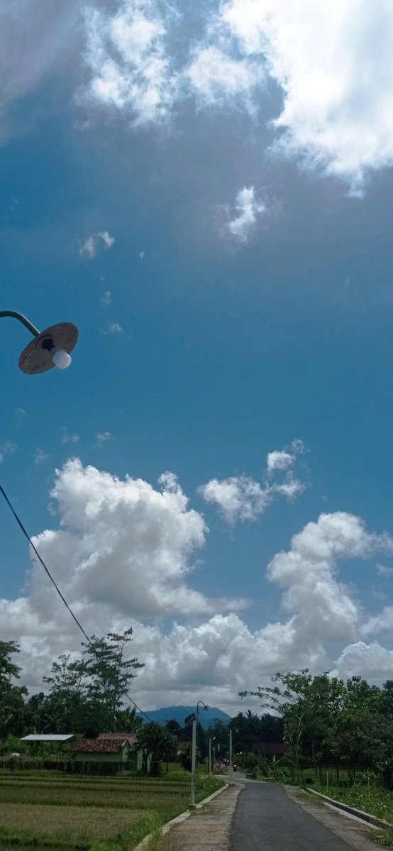 zeinoms's tweet photo. cuaca mendung bikin ingin santai 😜 https://t.co/717jqkN1cV