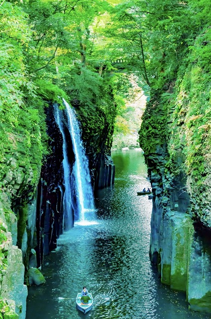 RebeccaHunjvuz's tweet photo. 深夜のこの時間、寂しいな。やけに明るい街灯が目に刺さる。 https://t.co/c7xi0nYVeh