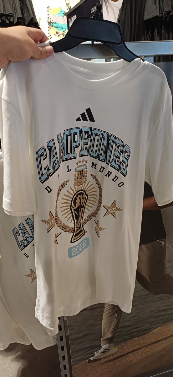 eMeDmadafakas's tweet photo. Encontré en el Adidas de Orlando a la mufa suprema https://t.co/UNHgMzqcCA
