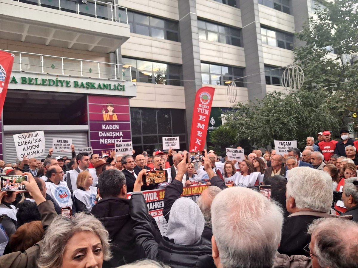 AnkaraTKP's tweet photo. “Para için değil, onurumuz için!” diyen Seyyanen Zam Mağdurları Platformu’nun basın açıklamasına Emekli Dayanışma Ağlarımızla katıldık. 

Fonlarda, borsalarda bir gecede milyarlarca liraları çalanlar, emeklileri açlık sınırında ücretlere mahkûm ediyor, yük olarak görüyor. Bizler yıllarca verdiğimiz emeğimizin karşılığı için buradayız. Yük değiliz, hakkımız olanı istiyoruz. Emeklilerin insanca yaşayacağı bir düzen için mücadelemize devam edeceğiz!
