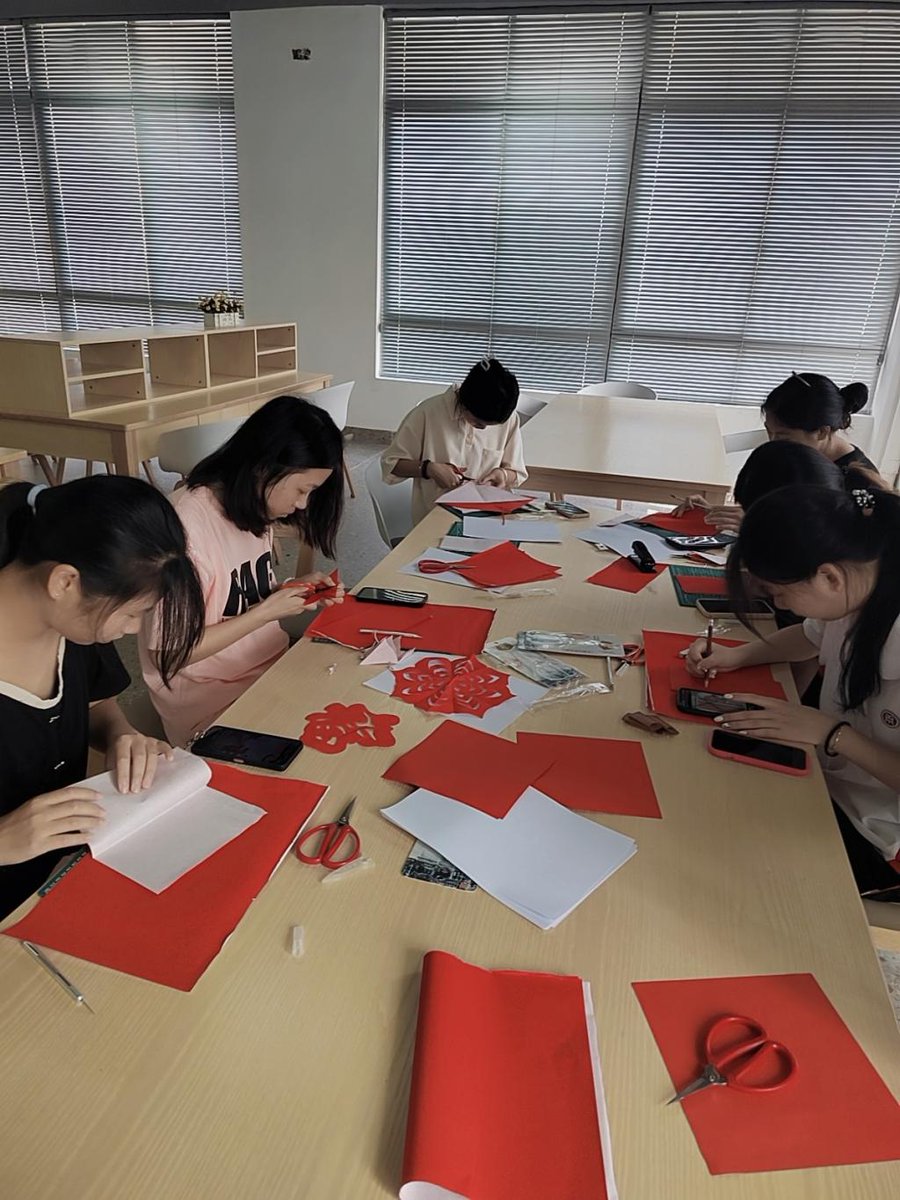 ElizaDixonne's tweet photo. únete a nuestro taller de manualidades creativas este sábado a las 16h en el salón de la universidad! Materiales incluidos y compaerismo garantizado. https://t.co/hWcjhw9rJR