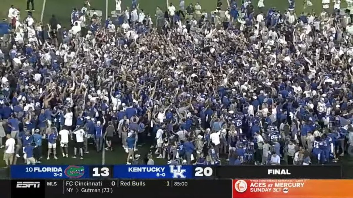 CFBHome's tweet photo. 5 years ago today, unranked Kentucky Wildcats defeated the #10 Florida Gators 20-13 at Kroger Field in Lexington, marking Kentucky's first home win against Florida since 1986. https://t.co/UxPR8X8szp