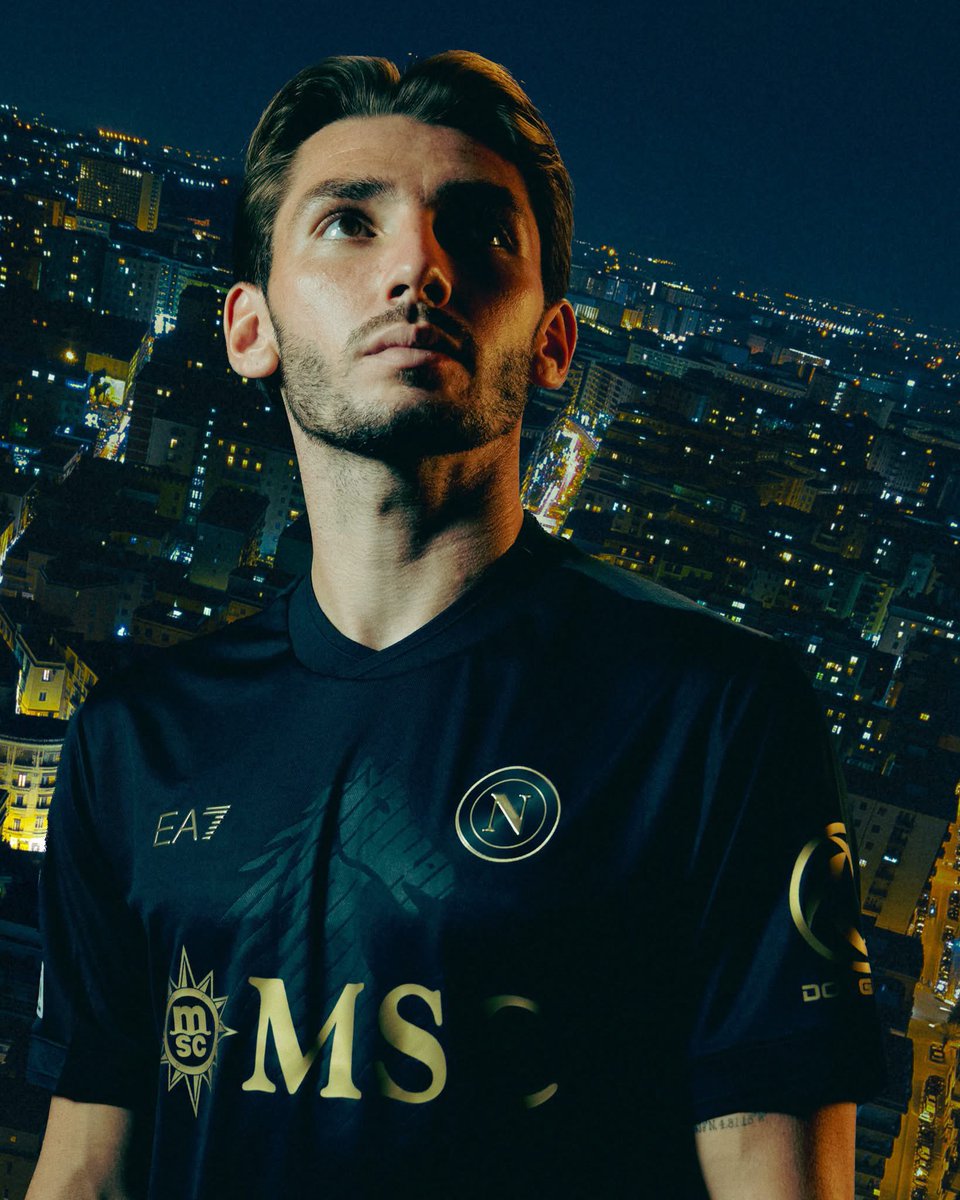 mantosdofutebol's tweet photo. 🇮🇹✨ SSC Napoli e EA7 lançam nova terceira camisa europeia para 2026/2027, trazendo o “Corsiero del Sole” em destaque!

Aprovada? https://t.co/6Ni8LvJ1LT