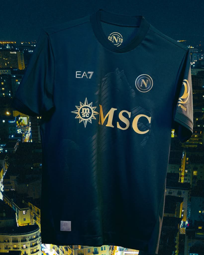 mantosdofutebol's tweet photo. 🇮🇹✨ SSC Napoli e EA7 lançam nova terceira camisa europeia para 2026/2027, trazendo o “Corsiero del Sole” em destaque!

Aprovada? https://t.co/6Ni8LvJ1LT
