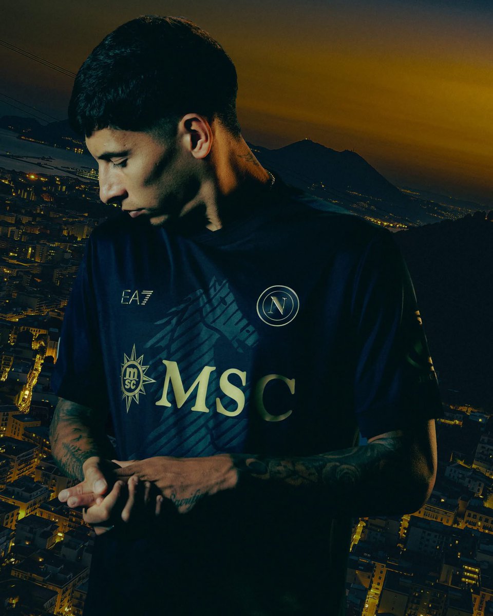 mantosdofutebol's tweet photo. 🇮🇹✨ SSC Napoli e EA7 lançam nova terceira camisa europeia para 2026/2027, trazendo o “Corsiero del Sole” em destaque!

Aprovada? https://t.co/6Ni8LvJ1LT