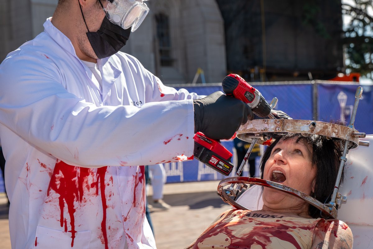 PETA_Latino's tweet photo. ¿Difícil de ver? Los experimentos que se realizan en monos en @UW  también lo son 🧪
Hicimos público un inquietante “experimento” con humanos porque, en el centro de primates de UW, los monos son sometidos a procedimientos invasivos en los ojos y el cerebro. https://t.co/J4kF1We2OQ