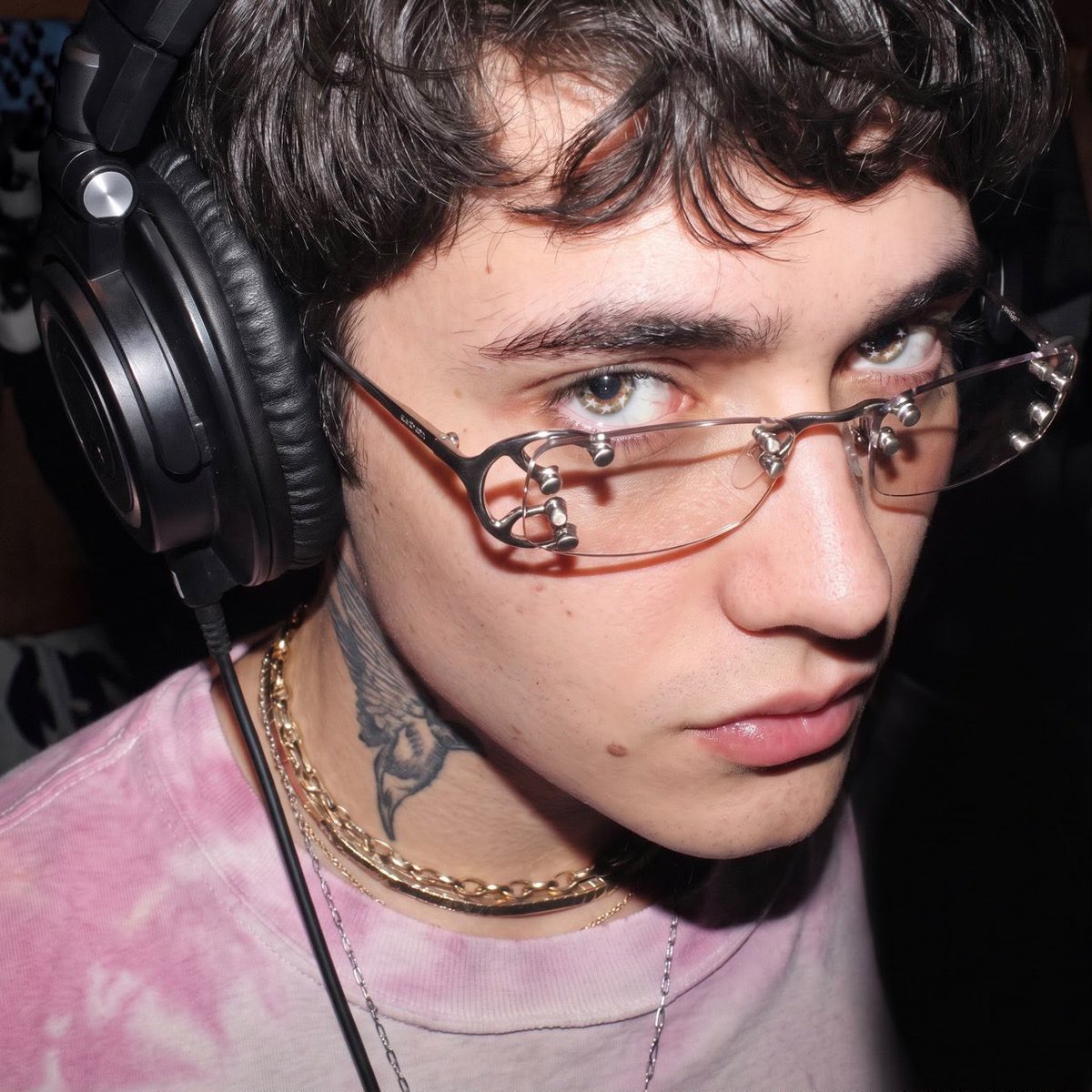 fosterlands's tweet photo. prompt:
recreate the first image: same pose, framing, camera angle, flash lighting, headphones, glasses, accessories and expression. replace only the person with me from the second reference, preserving my exact face and id. Photorealistic, raw flash photo, no changes to my face. https://t.co/LqqiDv9hnd