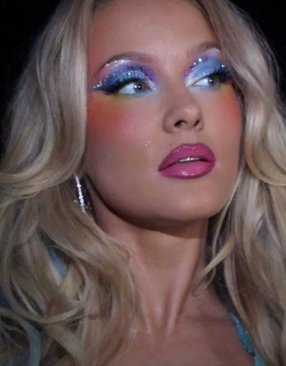 zarascupcake's tweet photo. She’s so Barbie https://t.co/8UFArd3HP1