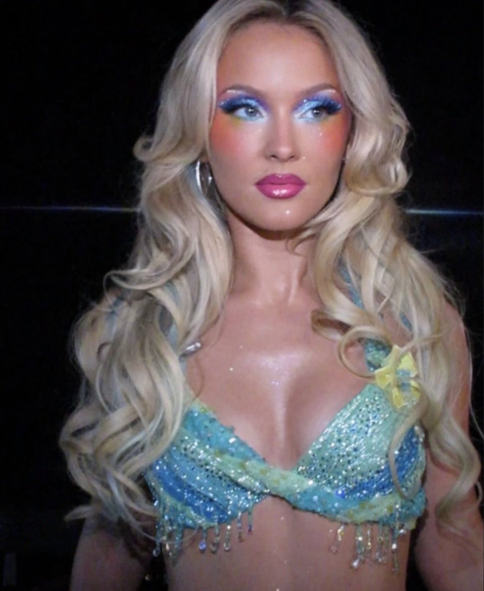 zarascupcake's tweet photo. She’s so Barbie https://t.co/8UFArd3HP1