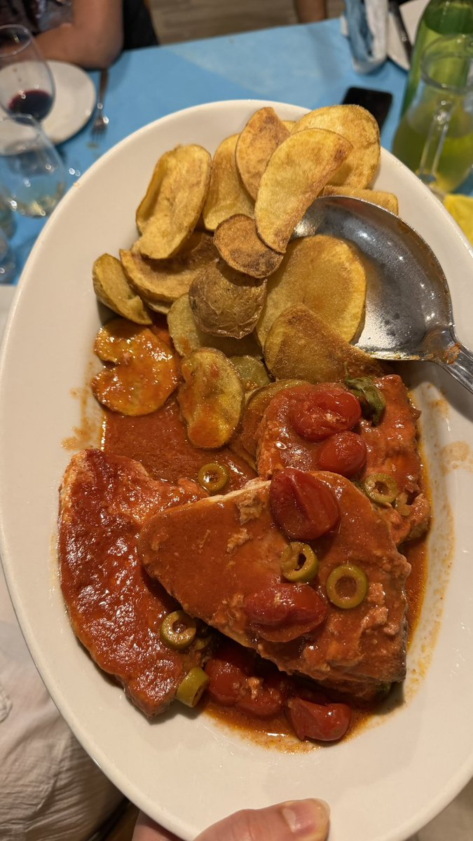 PedroLambertini's tweet photo. En Stintino, en casa de un pescador, cenamos atún recién pescado. La Cerdeña del mar. https://t.co/VacKTBMro4