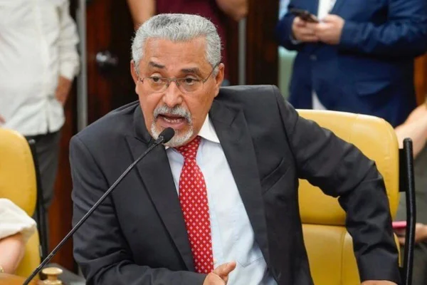 Metropoles's tweet photo. ➡️ LAVAGEM DE DINHEIRO | MPSP denuncia vereador do PT e mais 20 por lavar dinheiro para o PCC

Segundo o MPSP, o vereador Senival Pereira de Moura (PT) e mais 20 investigados estão envolvidos em um esquema envolvendo PCC e ônibus https://t.co/3IJEaYNbms