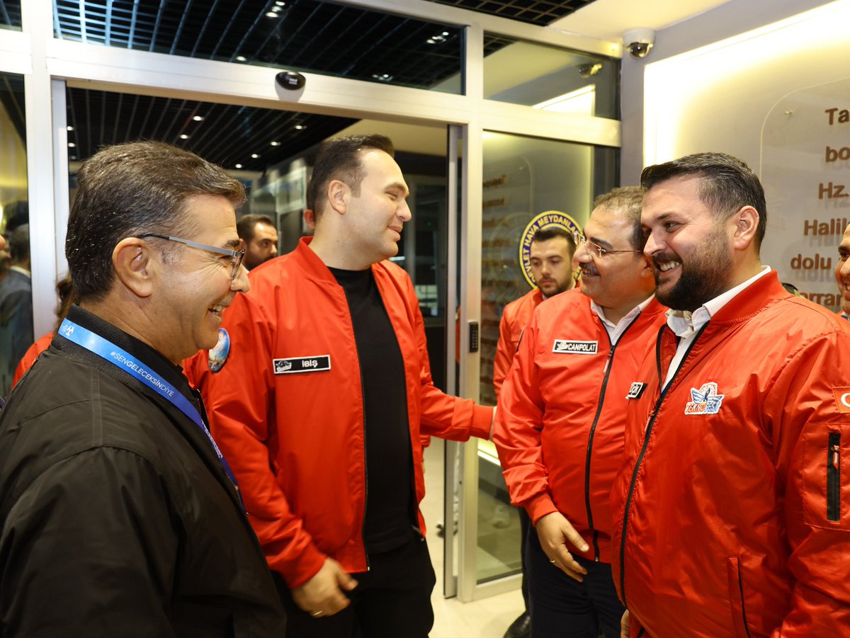 bucakalimurat82's tweet photo. Birecik Belediye Başkanımız Sayın Mehmet Begit, Haliliye Belediye Başkanımız Sayın Mehmet Canpolat ve Şanlıurfa Gençlik Kolları Başkanımız Sayın Furkan Küçük ile birlikte, AK Parti Genel Merkez Gençlik Kolları Başkanımız Sayın Yusuf İbiş’i Şanlıurfa’da havalimanında karşıladık.

Şehrimize hoş geldiniz Sayın Başkanım. Rabbim birlik ve beraberliğimizi daim eylesin. 🇹🇷

@avyusufibis 
@mcanpolatnet 
@mehmetbegit