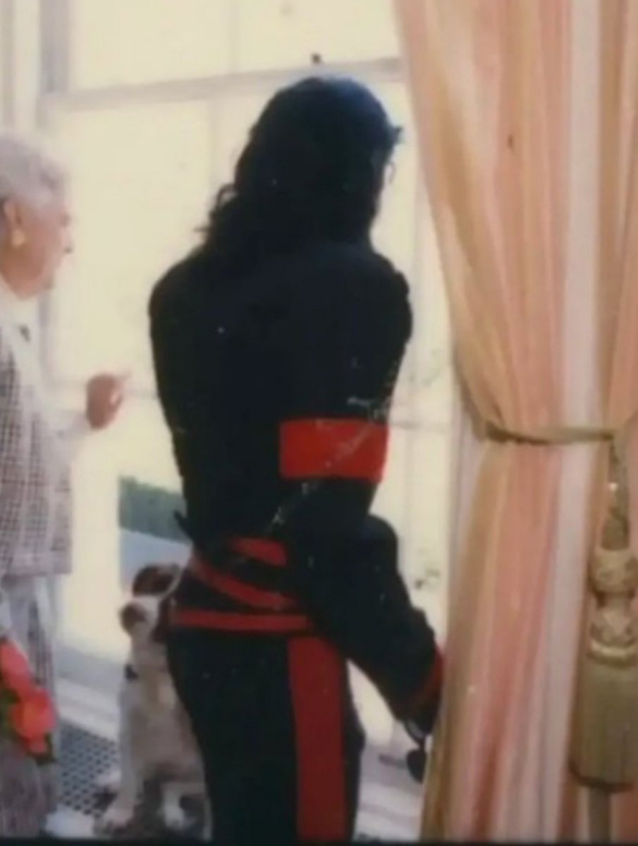 ilmjsm_'s tweet photo. HIS TINY WAIST- https://t.co/z4pxTxfXGU