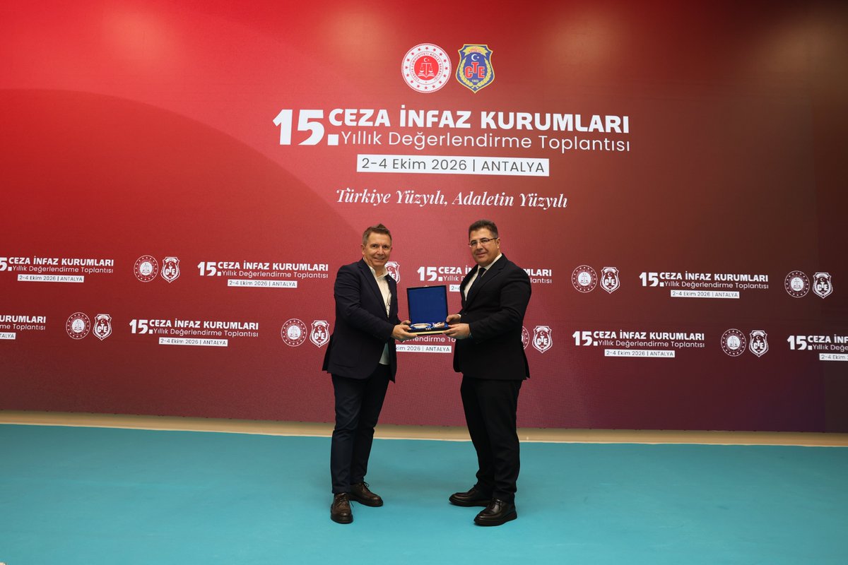 ctekurumsal's tweet photo. Etkili İletişim, Güçlü Kurum Kültürü

Ceza İnfaz Kurumları 15. Yıllık Değerlendirme Toplantısı kapsamında, TRT Spikeri Sayın Erdoğan ARIKAN tarafından “Kurumsal İletişim, Beden Dili ve Diksiyon” konulu seminer gerçekleştirildi.

Seminerde; yöneticilerin kurumsal temsil gücü, etkili iletişim, doğru beden dili kullanımı, hitabet ve diksiyonun yönetim süreçlerindeki önemi üzerinde duruldu.

Kurum kültürünü güçlendiren ve yöneticilik becerilerine katkı sunan bu değerli seminer dolayısıyla Sayın ARIKAN’a teşekkür ediyoruz.

📍 Adalet Teşkilatını Güçlendirme Vakfı Antalya Eğitim ve Sosyal Tesisi