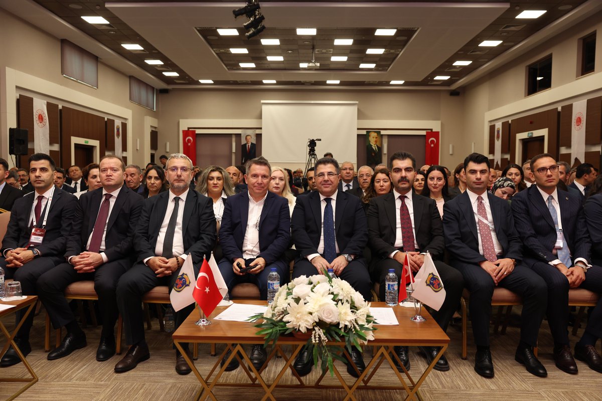 ctekurumsal's tweet photo. Etkili İletişim, Güçlü Kurum Kültürü

Ceza İnfaz Kurumları 15. Yıllık Değerlendirme Toplantısı kapsamında, TRT Spikeri Sayın Erdoğan ARIKAN tarafından “Kurumsal İletişim, Beden Dili ve Diksiyon” konulu seminer gerçekleştirildi.

Seminerde; yöneticilerin kurumsal temsil gücü, etkili iletişim, doğru beden dili kullanımı, hitabet ve diksiyonun yönetim süreçlerindeki önemi üzerinde duruldu.

Kurum kültürünü güçlendiren ve yöneticilik becerilerine katkı sunan bu değerli seminer dolayısıyla Sayın ARIKAN’a teşekkür ediyoruz.

📍 Adalet Teşkilatını Güçlendirme Vakfı Antalya Eğitim ve Sosyal Tesisi