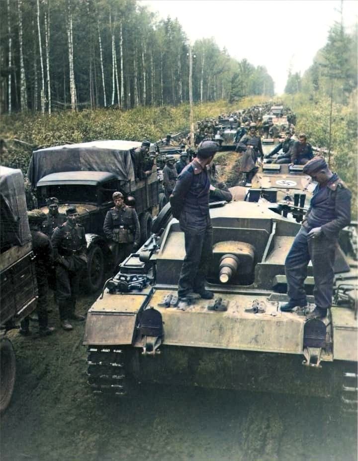 Das_Pazer's tweet photo. ⬛⬜🟥 #German StuG III (Sturmgeschütz III) assault gun and a column of motorized #infantry halted on a muddy forest road in the #Soviet Union during Operation #Barbarossa in the summer of 1941. https://t.co/Y3FvPNqCrk