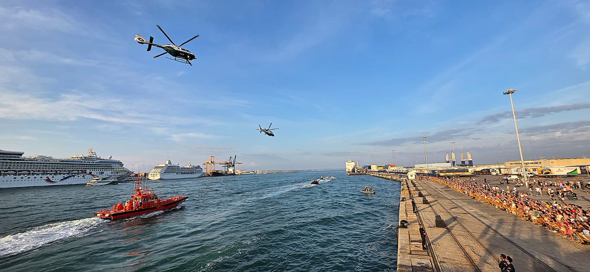 guardiacivil's tweet photo. #PatronaGC26 | 🚔 Dentro de los actos de la Semana Institucional de la @guardiacivil, hoy hemos acercado nuestro trabajo a la ciudadanía con una demostración de procedimientos de actuación en Muelle Ciudad (Puerto de #Cádiz).

👮‍♂️ Una oportunidad para conocer de cerca cómo trabajan nuestras unidades y algunas de sus capacidades.  

📷 Os dejamos algunos momentos de la jornada.

🔍  Muestra de vehículos y demostraciones dinámicas con especialistas del #ServicioMarítimo, #ServicioAéreo, #ServicioCinológico, #ARS, #GrupoDeCaballería, #GAR, #GEDEX y #UEI.