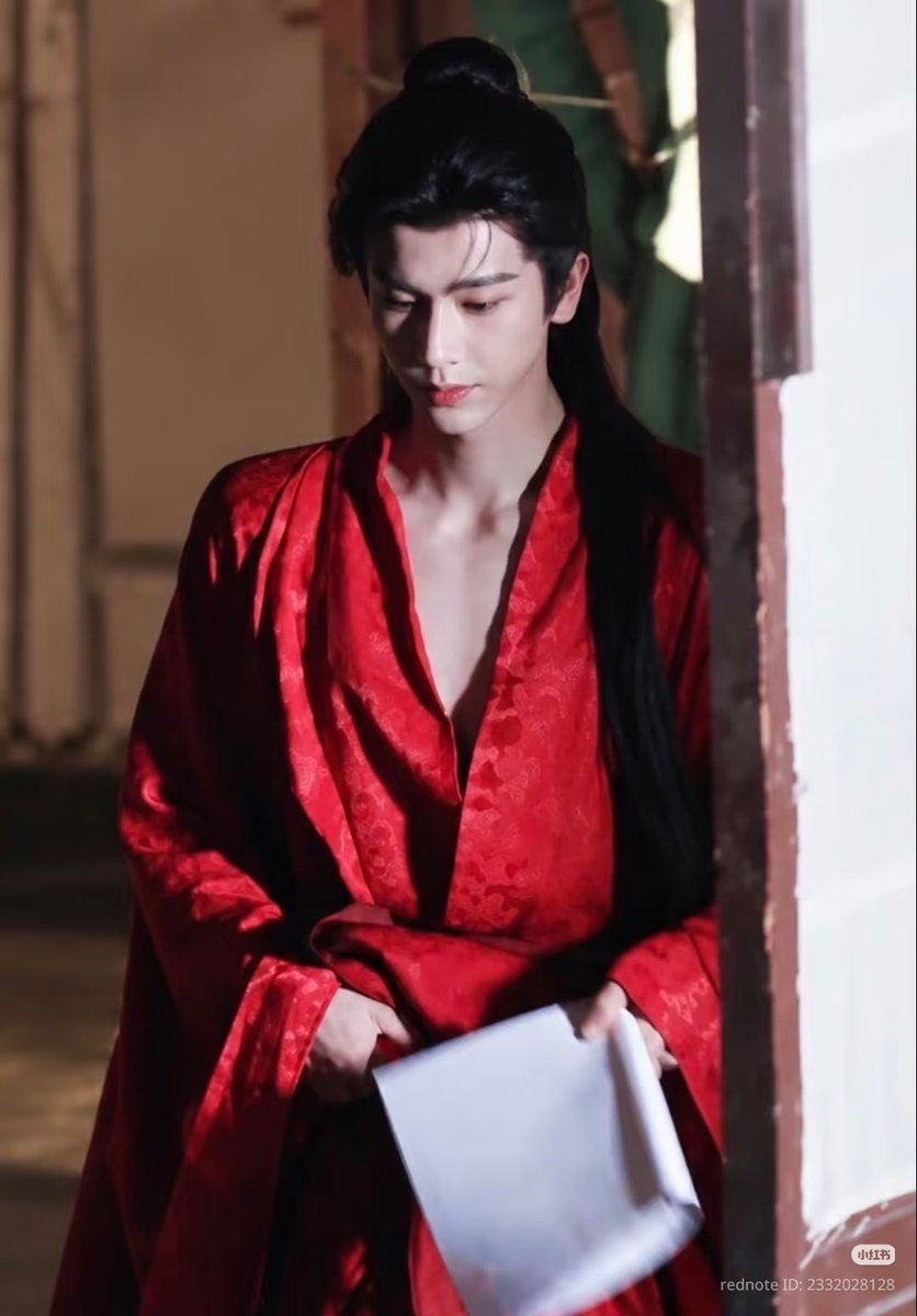 everydayzlh's tweet photo. red is truly his color🤩

#zhanglinghe | day 21 | 🎭 ye tingyan/ye he https://t.co/5Ng80cbizu