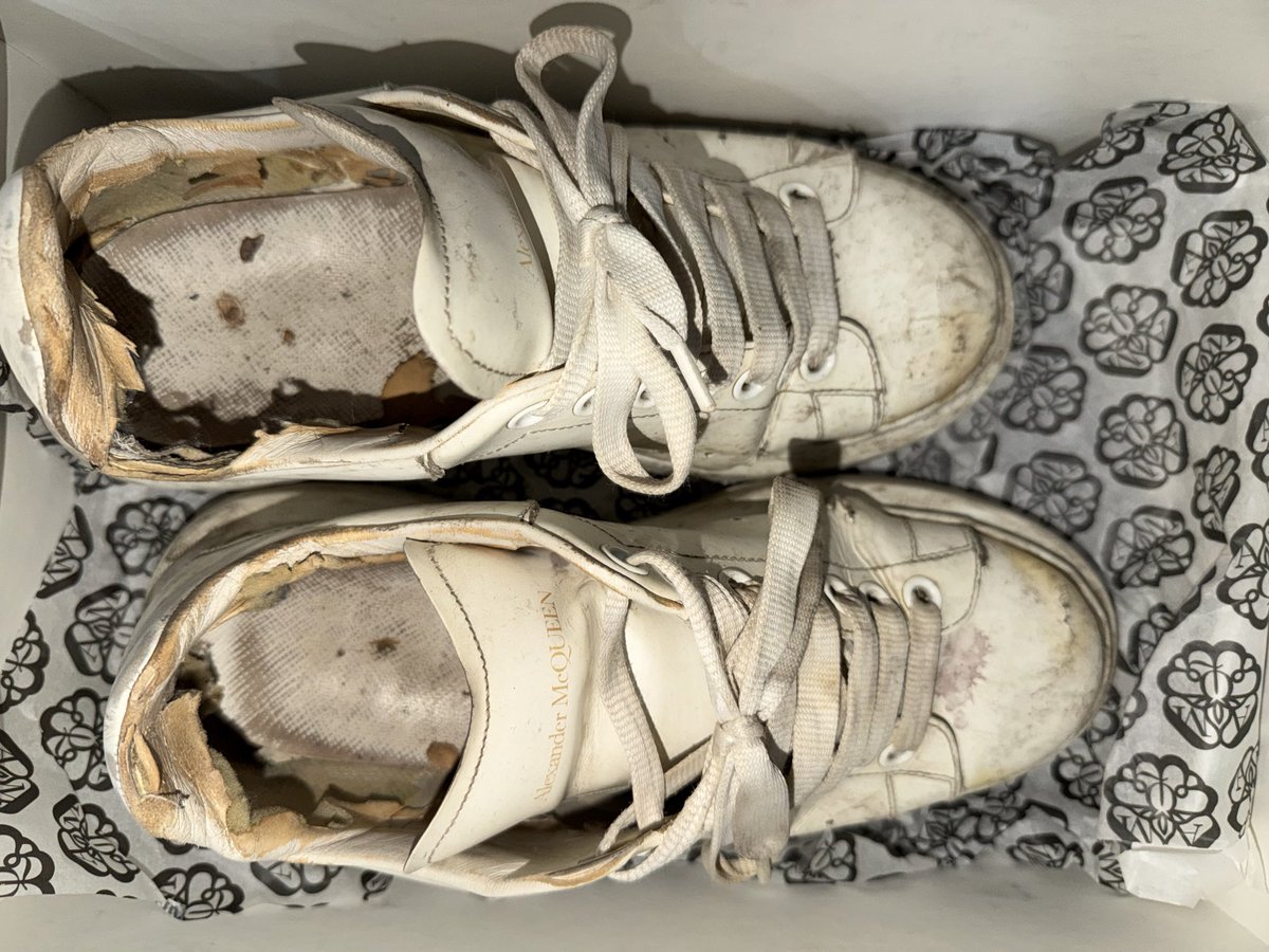 PrinceeIronn's tweet photo. Le metto su Vinted?

#shoes #shoe #feet #foot #alphafoot #alphafeet #master #socks #dirtyfeet https://t.co/Qj3evZchQw