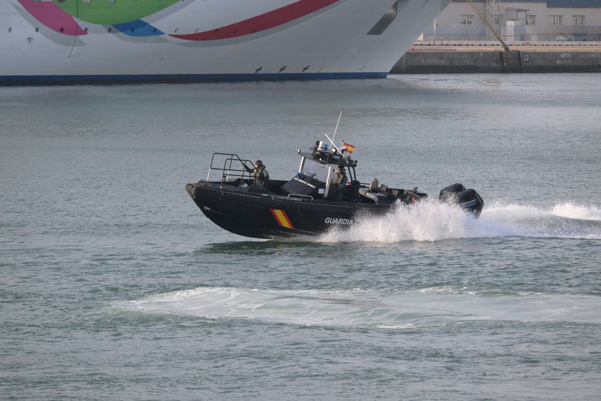 guardiacivil's tweet photo. #PatronaGC26 | 🚔 Dentro de los actos de la Semana Institucional de la @guardiacivil, hoy hemos acercado nuestro trabajo a la ciudadanía con una demostración de procedimientos de actuación en Muelle Ciudad (Puerto de #Cádiz).

👮‍♂️ Una oportunidad para conocer de cerca cómo trabajan nuestras unidades y algunas de sus capacidades.  

📷 Os dejamos algunos momentos de la jornada.

🔍  Muestra de vehículos y demostraciones dinámicas con especialistas del #ServicioMarítimo, #ServicioAéreo, #ServicioCinológico, #ARS, #GrupoDeCaballería, #GAR, #GEDEX y #UEI.