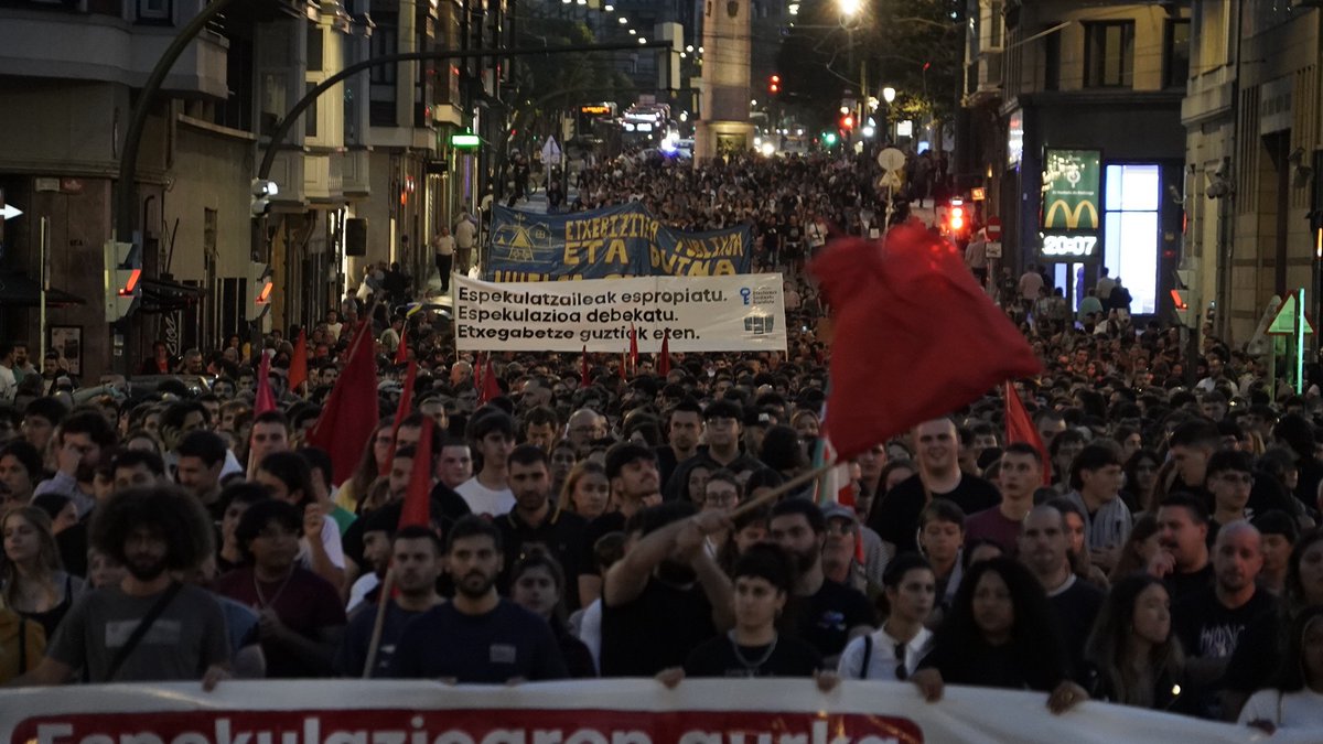 EtxeSindikatua's tweet photo. 🔵Gaur milaka eta milaka pertsona kalera atera gara espekulazioaren aurka eta etxebizitza bermatutako eskubidea izan behar duela aldarrikatzeko.

Argi eta ozen esan dugu: espekulatzaileak espropiatu, espekulazioa debekatu eta bitartekoak behar sozialen zerbitzura jarri behar dira https://t.co/5CEFw9Vgdp